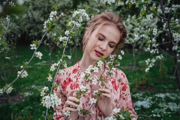 Młoda piękna kobieta w kwitnącym wiśniowo ogrodzie. — Zdjęcie stockowe