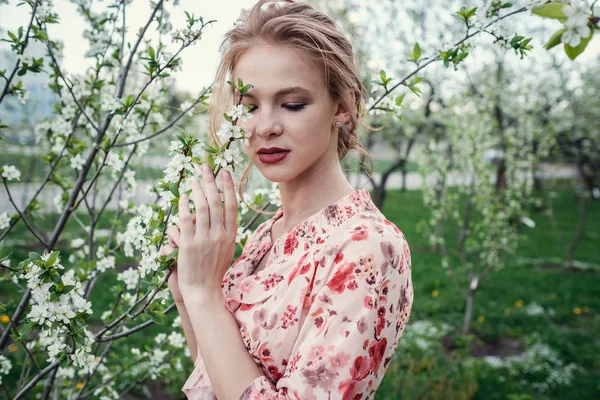 Молода красива жінка в вишневому саду . — стокове фото
