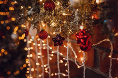 Noel ağacı ve giyle süslenmiş güzel bir tatil odası.