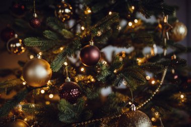 Güzel dekore edilmiş Noel ağacı, yakın plan. toplar ve çelenkler