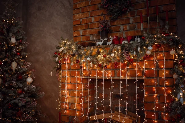 크리스마스 트리와 GI 로 장식된 아름다운 휴일 방 — 스톡 사진