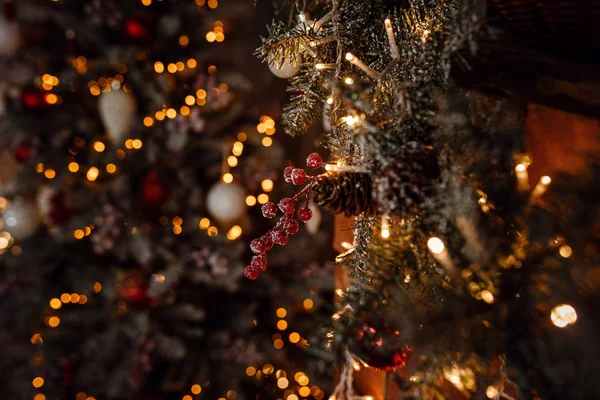 Vacker semester inredda hem rum med julgran och gi — Stockfoto