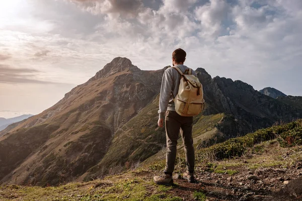 Joven de pie en la cima de las montañas del acantilado — Foto de Stock