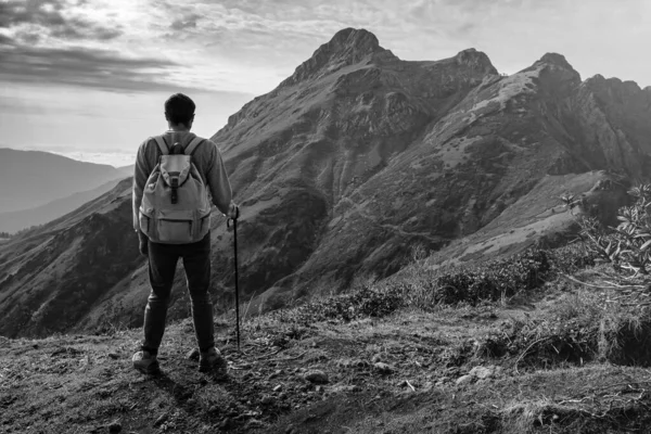 Joven de pie en la cima de las montañas del acantilado — Foto de Stock