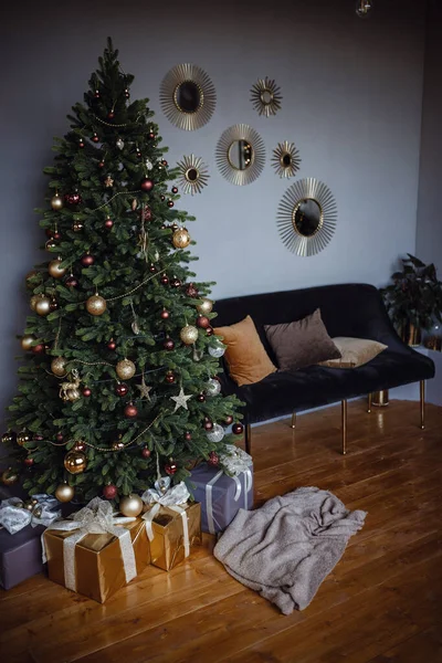 Quarto de apartamento cinza moderno bonito, decorado para o Ano Novo e — Fotografia de Stock