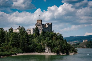 Nehrin yukarısındaki bir kayanın üzerindeki güzel eski kale.