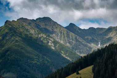 İnanılmaz doğa, dağlarda yaz mevsimi. Seyahat et ve yürü.