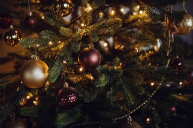 Güzel dekore edilmiş Noel ağacı, yakın plan. toplar ve çelenkler