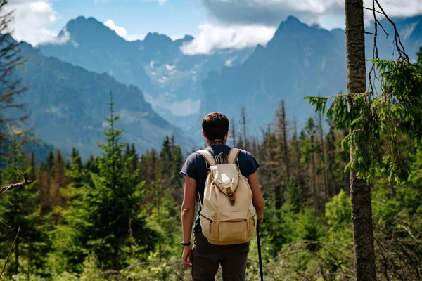 男は重いバックパックと山でハイキング — ストック写真