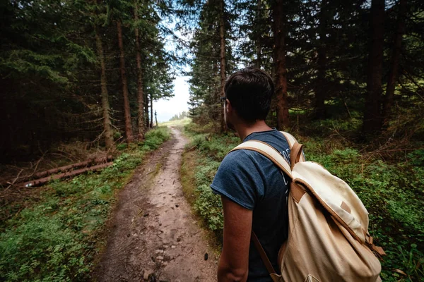 背着沉重的背包在山上远足的人 — 图库照片