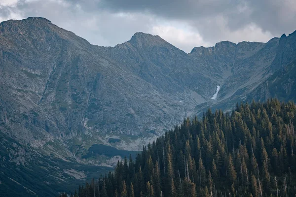 Erstaunliche Natur, Sommer in den Bergen. Reisen und Wandern — Stockfoto