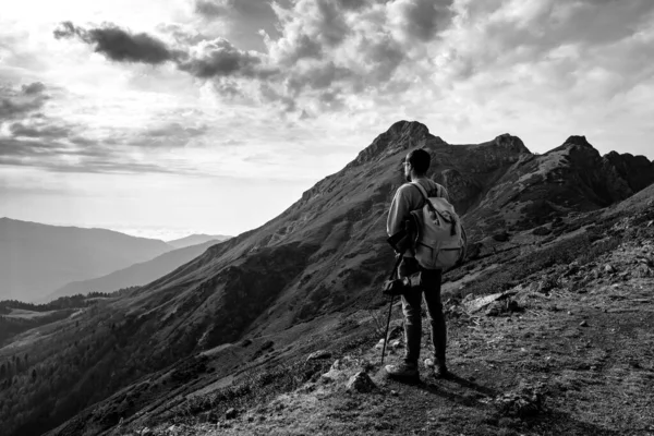 Joven de pie en la cima de las montañas del acantilado — Foto de Stock
