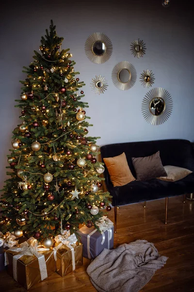 Quarto de apartamento cinza moderno bonito, decorado para o Ano Novo e — Fotografia de Stock