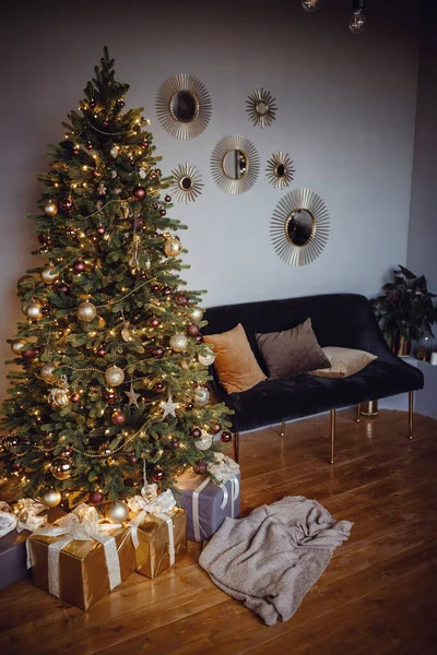 Vackra moderna grå lägenhet rum, inredda för nyår och — Stockfoto