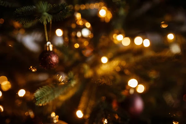 Schön geschmückter Weihnachtsbaum, Nahaufnahme. Kugeln und Girlanden — Stockfoto