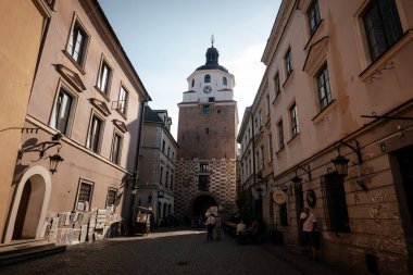 Lublin, Polonya - 5 Ağustos 2019 Lublin eski şehir merkezi, Polonya. Eski Lublin şehrinde sokaklar ve eski renkli binalar.