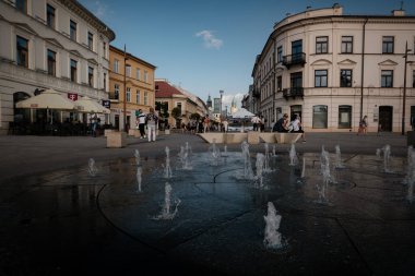 Lublin, Polonya - 5 Ağustos 2019 Lublin eski şehir merkezi, Polonya. Eski Lublin şehrinde sokaklar ve eski renkli binalar.