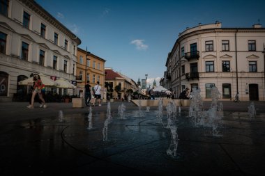 Lublin, Polonya - 5 Ağustos 2019 Lublin eski şehir merkezi, Polonya. Eski Lublin şehrinde sokaklar ve eski renkli binalar.
