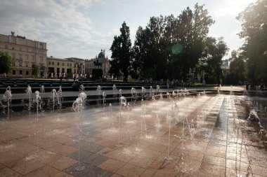 Lublin, Polonya - 5 Ağustos 2019 Lublin eski şehir merkezi, Polonya. Eski Lublin şehrinde sokaklar ve eski renkli binalar.