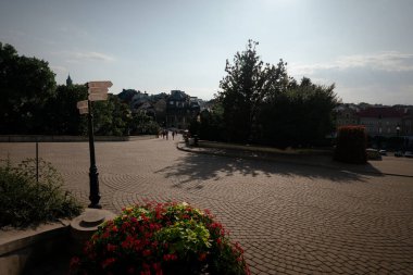 Lublin, Polonya - 5 Ağustos 2019 Lublin eski şehir merkezi, Polonya. Eski Lublin şehrinde sokaklar ve eski renkli binalar.