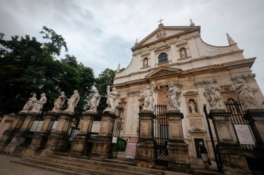 Krakow, Polonya - 6 Ağustos 2019: Krakow 'un tarihi merkezinde renkli evleri ve restoranları olan cadde. Polonya 'nın eski başkenti en çok yabancı turistler tarafından ziyaret ediliyor.
