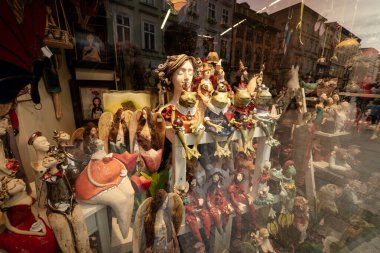 Krakow, Poland- 6 Ağustos 2019: Polonya 'nın en ünlü turizm merkezi olan Krakow eski kasabasında turistler için hediyelik eşya satan dükkan