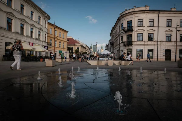 Lublin, Polônia - 5 de agosto de 2019: Lublin centro da cidade velha, Polônia. Rua e velhos edifícios coloridos na cidade velha de Lublin . — Fotografia de Stock