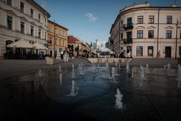 波兰卢布林- 2019年8月5日：波兰卢布林城市中心。 卢布林老城的街道和五彩斑斓的古建筑. — 图库照片