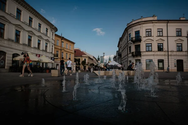 Lublin, Polônia - 5 de agosto de 2019: Lublin centro da cidade velha, Polônia. Rua e velhos edifícios coloridos na cidade velha de Lublin . — Fotografia de Stock