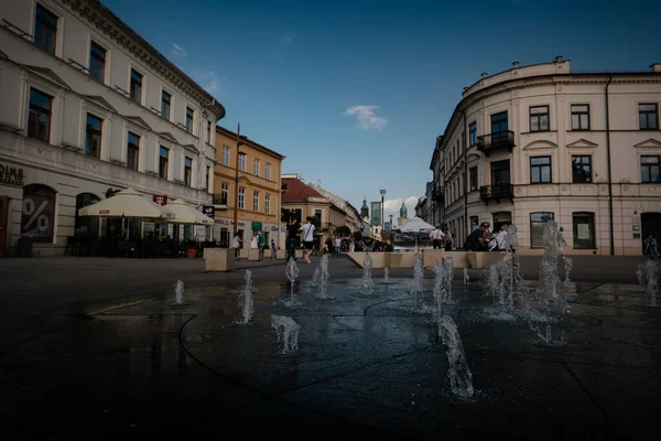Lublin, Polônia - 5 de agosto de 2019: Lublin centro da cidade velha, Polônia. Rua e velhos edifícios coloridos na cidade velha de Lublin . — Fotografia de Stock