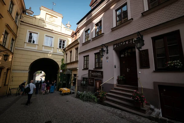 Lublin, Polen - 5 augustus 2019: Het oude centrum van Lublin, Polen. Straat en oude kleurrijke gebouwen in het oude centrum van Lublin. — Stockfoto