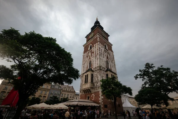 Cracóvia, Polônia - 6 de agosto de 2019: Cidade Velha, caminhe pela principal rota turística de Cracóvia — Fotografia de Stock