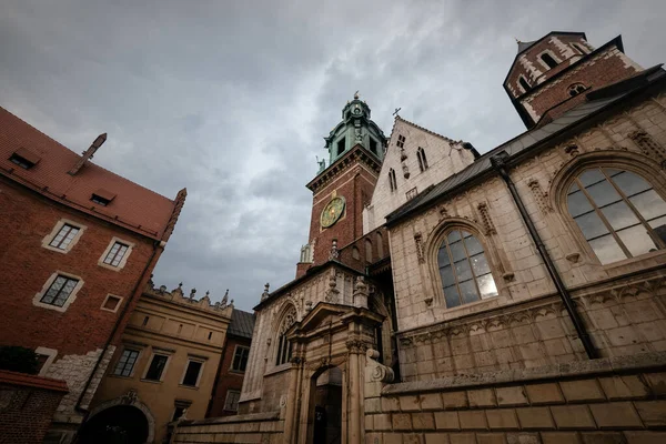 Cracow, Польща - 6 серпня 2019: Wawel Royal Castle. Історичні будівлі Вавельського собору.. — стокове фото