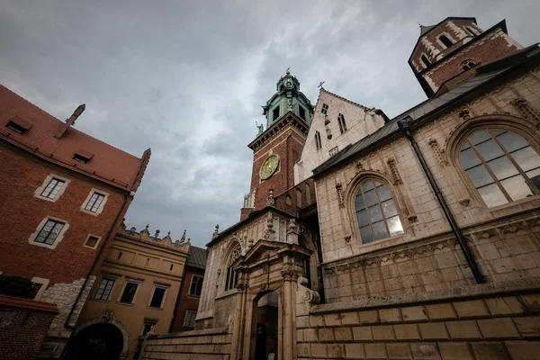 Cracow, Польща - 6 серпня 2019: Wawel Royal Castle. Історичні будівлі Вавельського собору.. — стокове фото