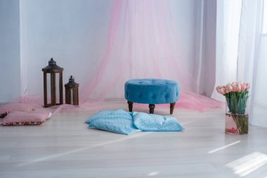 Lüks, parlak, beyaz bir iç mekan. geniş bir oda