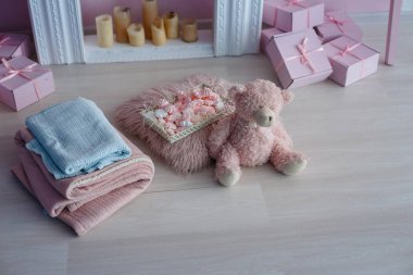 Lüks, parlak, beyaz bir iç mekan. geniş bir oda