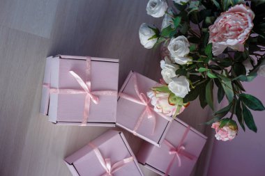 Lüks, parlak, beyaz bir iç mekan. geniş bir oda