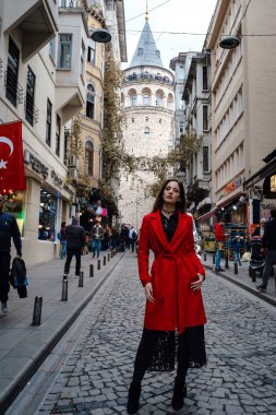 İstanbul, Türkiye 'de Galata kulesi manzaralı güzel bir kadının portresi