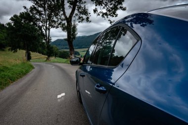 Etrafı ormanla çevrili bir araba..