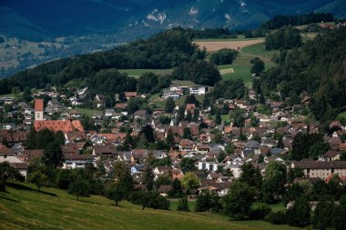 İsviçre 'de güzel bir köyün yaz manzarası