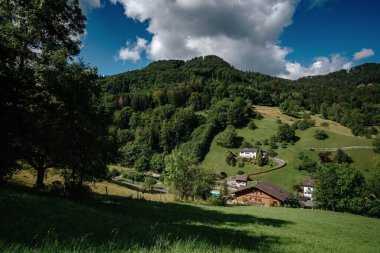 İsviçre 'de güzel bir köyün yaz manzarası