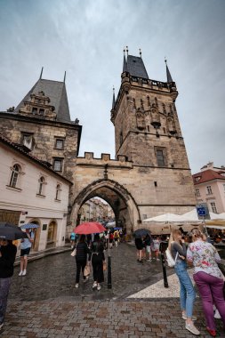 Prag, Çek Cumhuriyeti - 11.08.2019. Charles Köprüsü, Prag 'da turistler