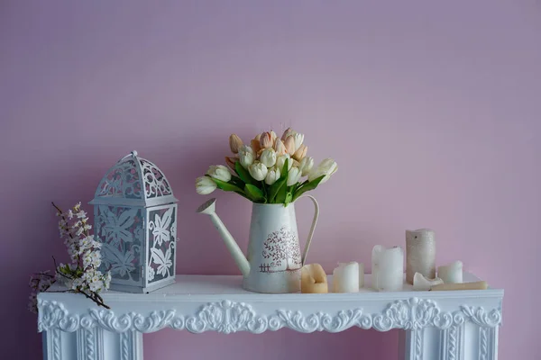 Luxuriöse saubere helle weiße Innenräume. ein geräumiges Zimmer — Stockfoto