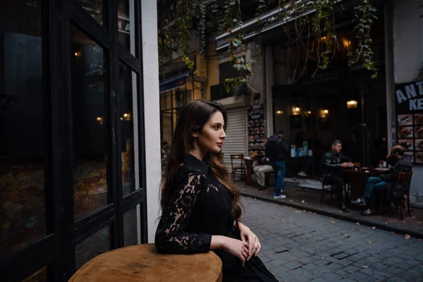 Mulher bonita caminha na rua Istiklal, um local popular em I — Fotografia de Stock