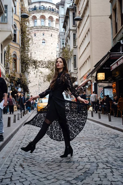 Portrait of beautiful woman with view of Galata tower in Istanbul, Turkey — 스톡 사진