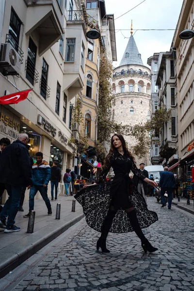 Portrait of beautiful woman with view of Galata tower in Istanbu — 스톡 사진