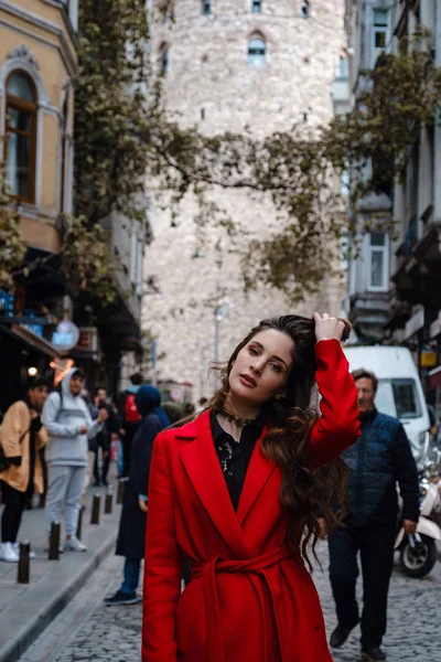 Portrait of beautiful woman with view of Galata tower in Istanbu — 스톡 사진