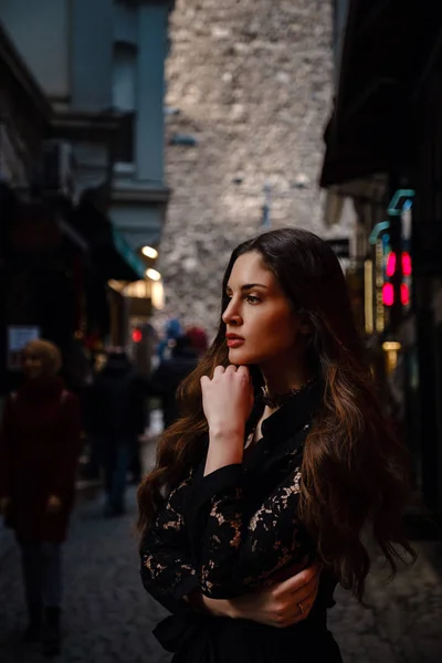 Portrait of beautiful woman with view of Galata tower in Istanbul, Turkey — 스톡 사진