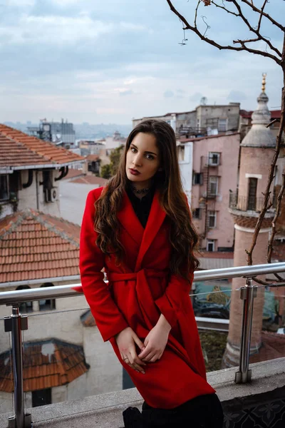 Mulher de pé no café do telhado com Istambul no fundo, Turquia — Fotografia de Stock