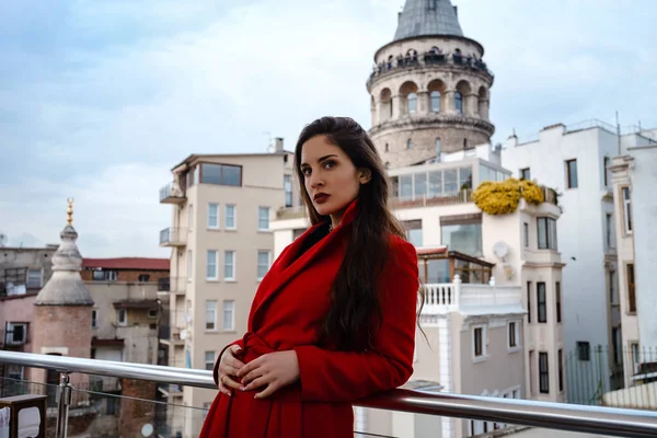 Nő áll a tető kávézó Isztambulban a háttérben, Törökország — Stock Fotó